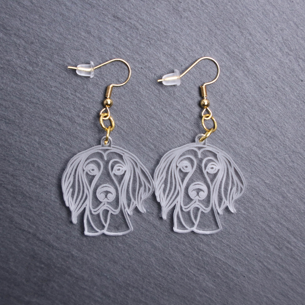 Gordon Setter Earrings. These earrings are made with engraved acrylic. Comes with gold hooks that is nickel free. Adorable dangle earrings for dog lovers.